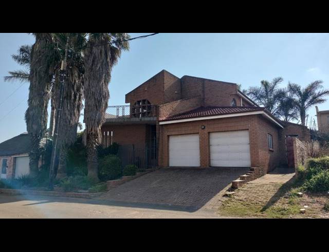 5 BEDROOM HOUSE FOR SALE IN CROSBY